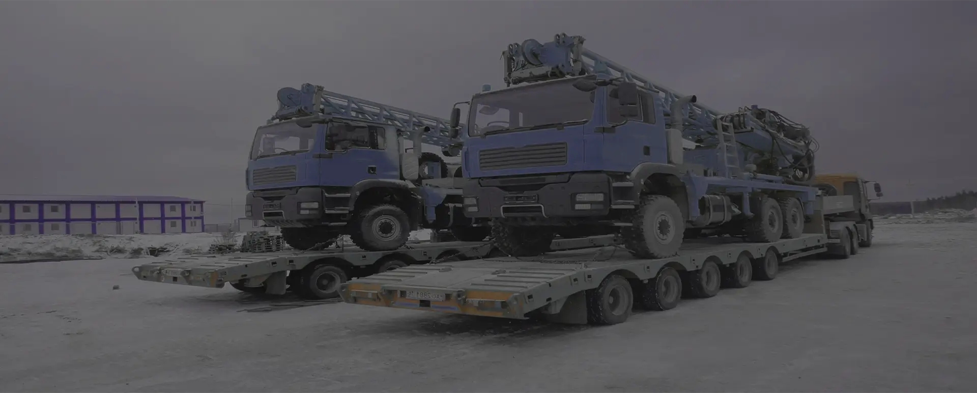 Доставка тралом с низкорамной платформой автокранапо России из Екатеринбурга, а также любой другой крупногабаритной техники